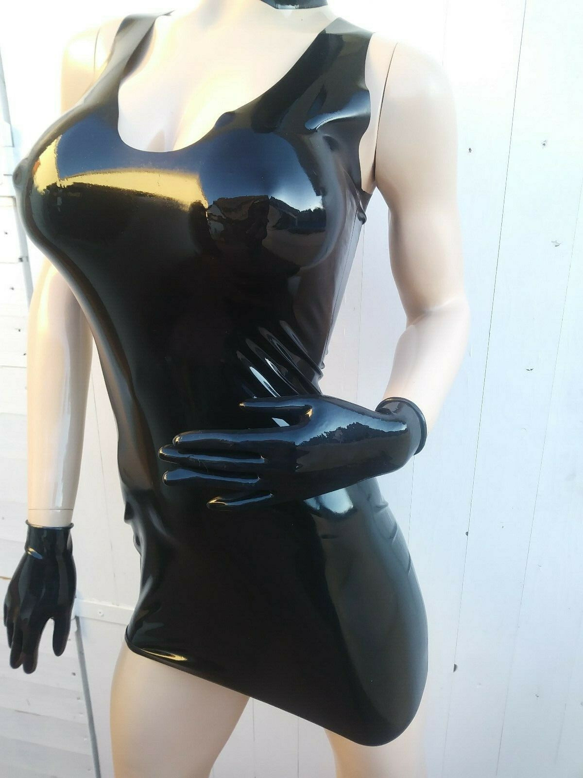 Latex-Minikleid mit tiefem Ausschnitt (Mini Dress)